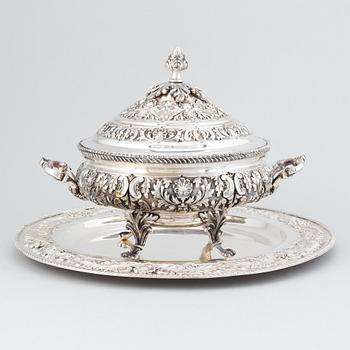 A Portuguese 20th century silver thureen and tray. Rococo-style.