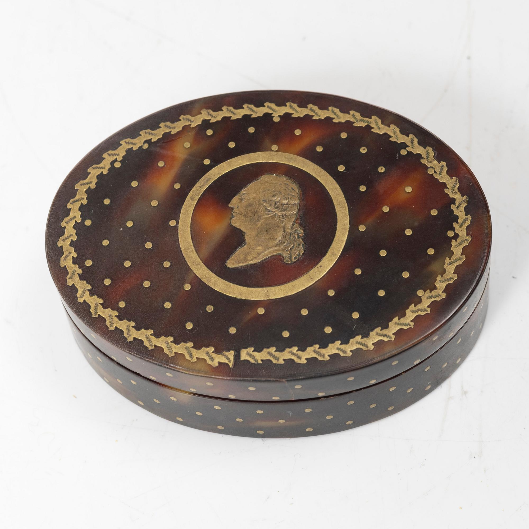 Dosa, sköldpadd, med porträtt av Louis XVI, Frankrike, 1700/1800-tal.