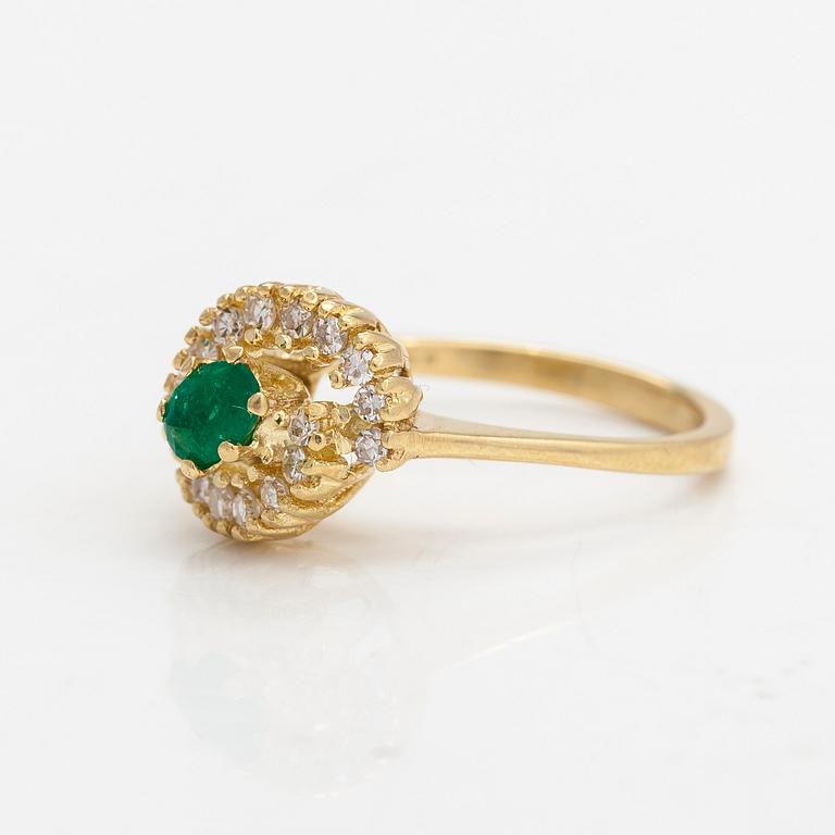 Sormus, 18K kultaa, smaragdi sekä briljanttihiottuja timantteja yht n 0.18 ct.
