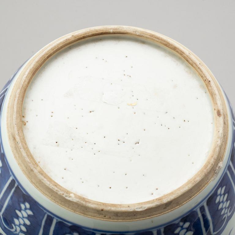 BOJANER, två stycken, porslin. Qingdynastin, Kangxi (1662-1722).
