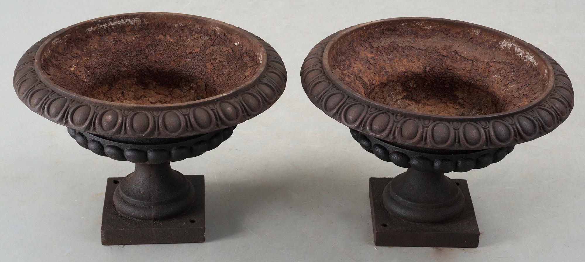 TRÄDGÅRDSURNOR, ett par, gjutjärn, omkring 1900.