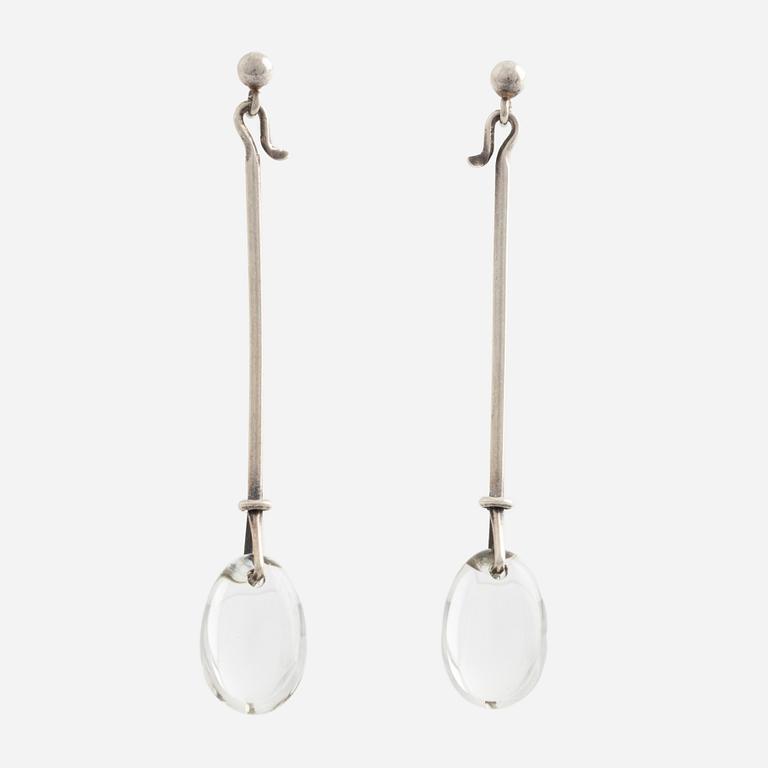 Vivianna Torun Bülow-Hübe ett par örhängen "Dew-drops" silver och bergkristall för Georg Jensen.