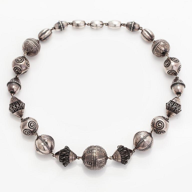 Kalevala Koru, "Halikon kääty", necklace and bracelet, silver, 1988.