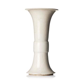 1049. A large dehua vase, Gu, Qing dynasty.