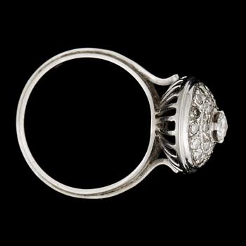 RING, 18k vitguld med diamanter mittsten ca0,22ct, mindre diamanter tot ca0,24ct. Vikt 5,8g.