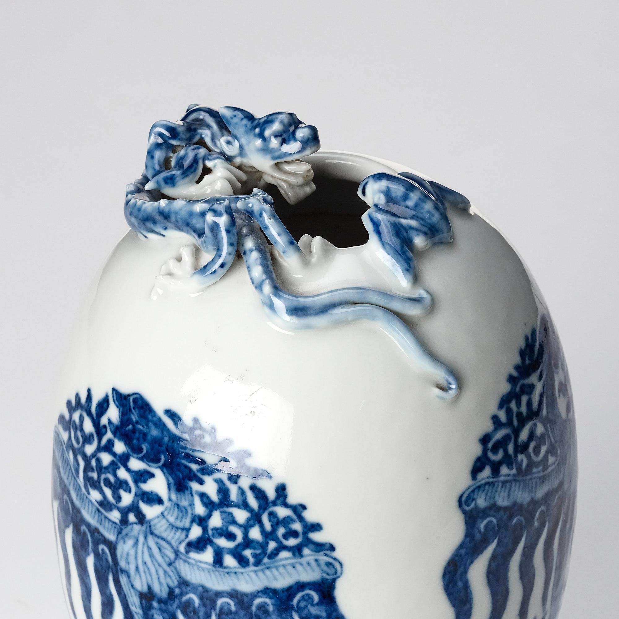 Vas, porslin. Kina, omkring 1900 med Yongzhengs märke.
