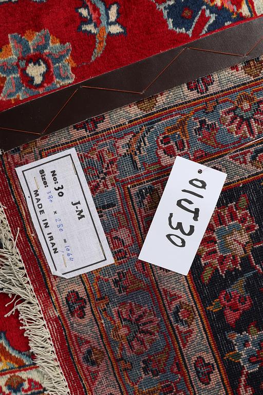 A carpet, Kashan, ca 380 x 280 cm.