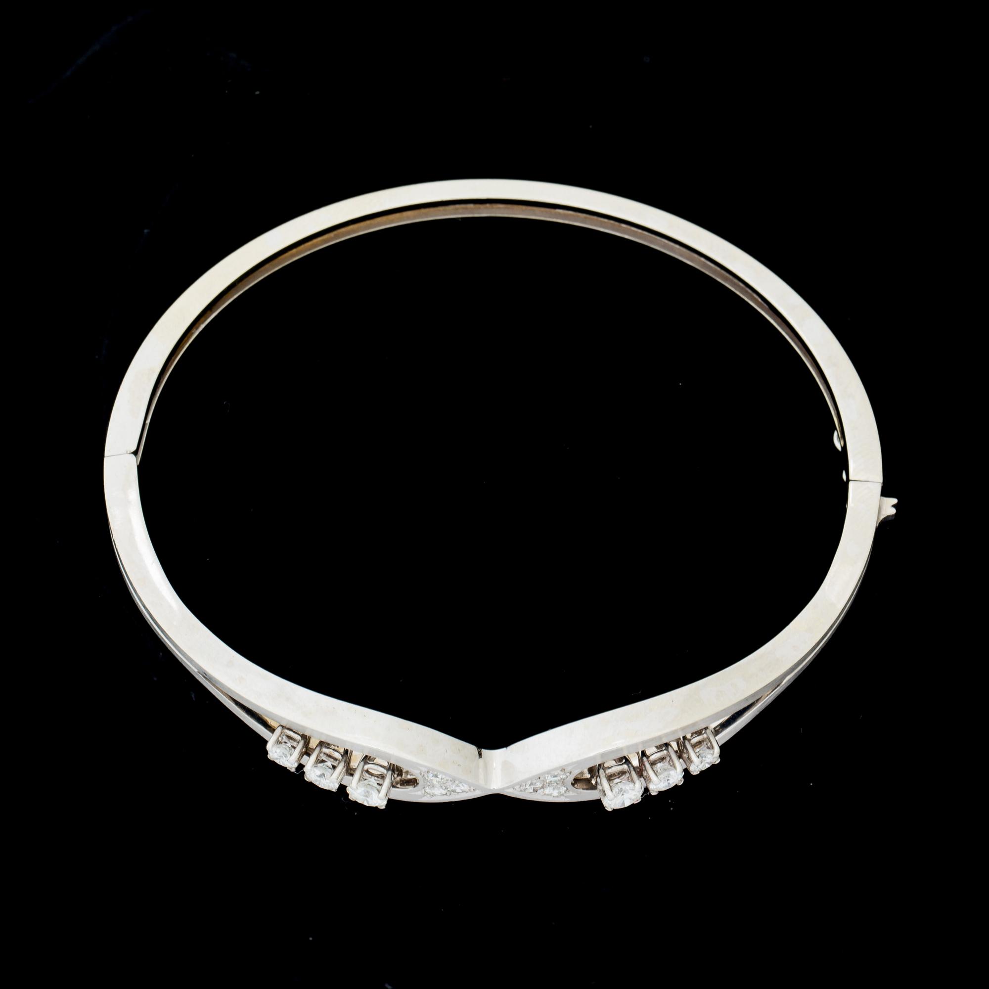 ARMRING, 18 k vitguld med briljantslipade diamanter ca 0,84 ct. Vikt ca 21 g.