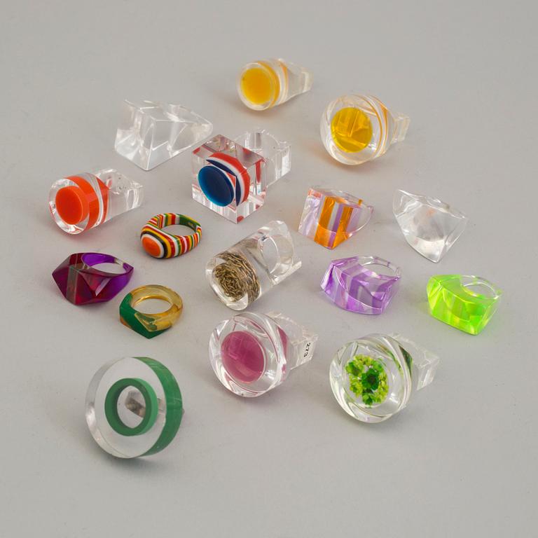 a set of 16 plastic rings, 1970's.