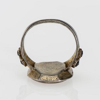 RING, förgyllt silver, karneol, granatimitationer. Fredrik Tiander, Lovisa 1864. Vikt ca 7,0 g.