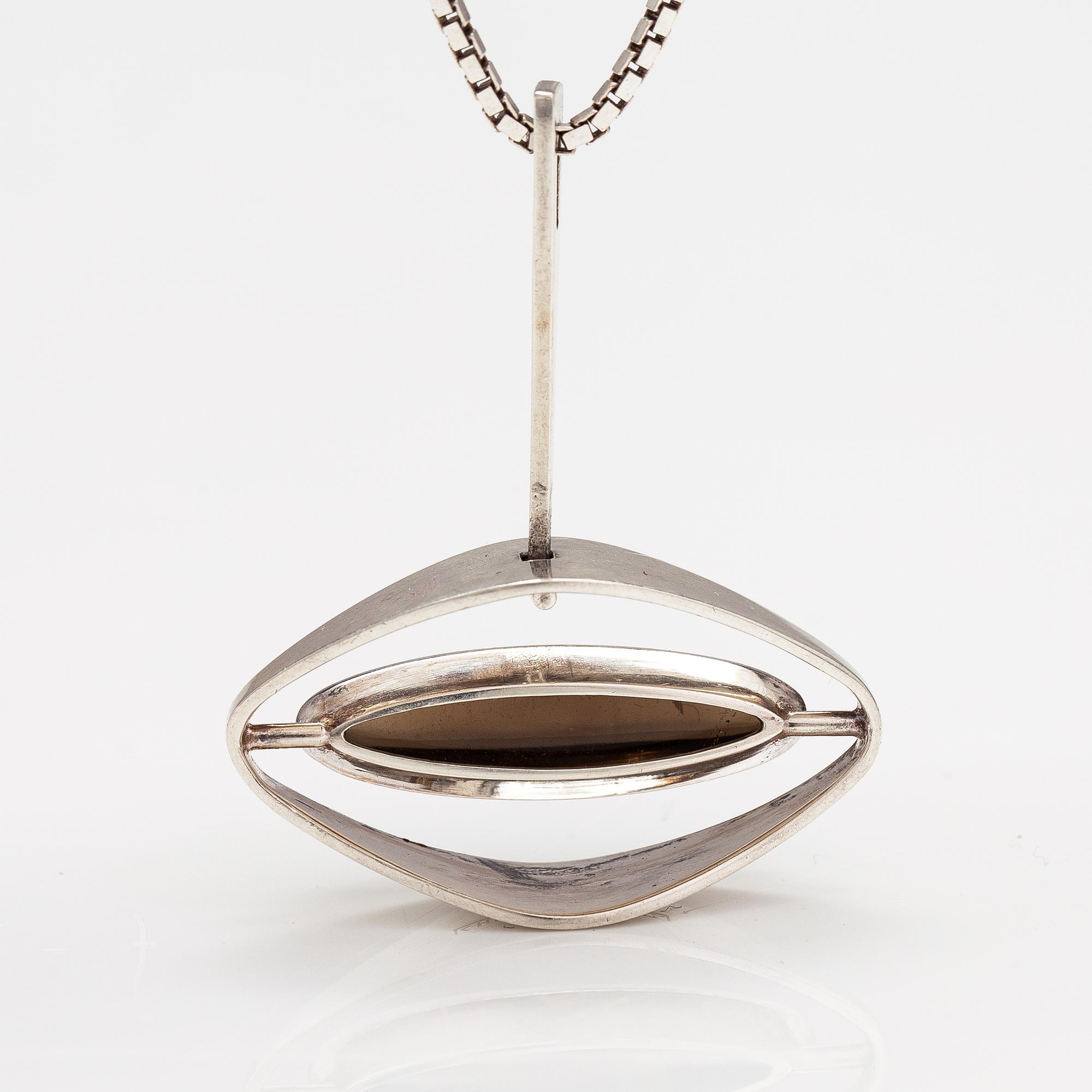Elis Kauppi, A silver necklace with a tiger's eye. Kuoittaan kultaa, Turku 1961.