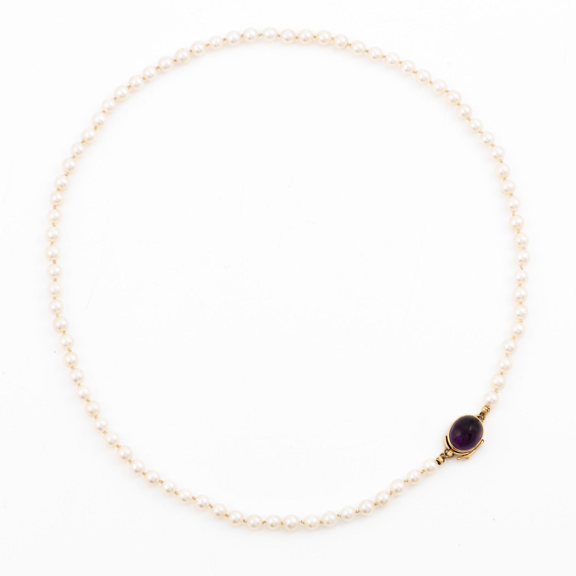Collier odlade pärlor lås 18K guld med en cabochonslipad ametist.