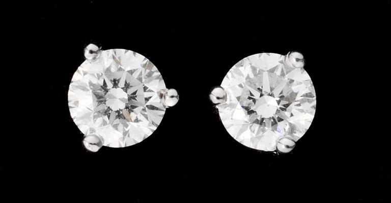 ÖRHÄNGEN, briljantslipade diamanter, tot. 0.92 ct.