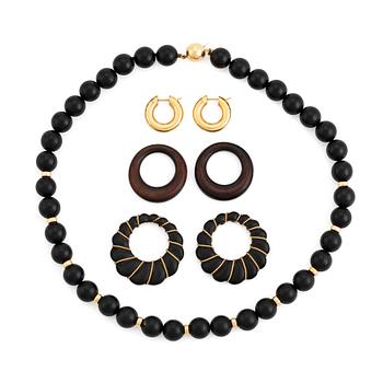 498. An onyx necklace, a pair of 18K gold earrings with two pairs of pendants in onyx and wood.