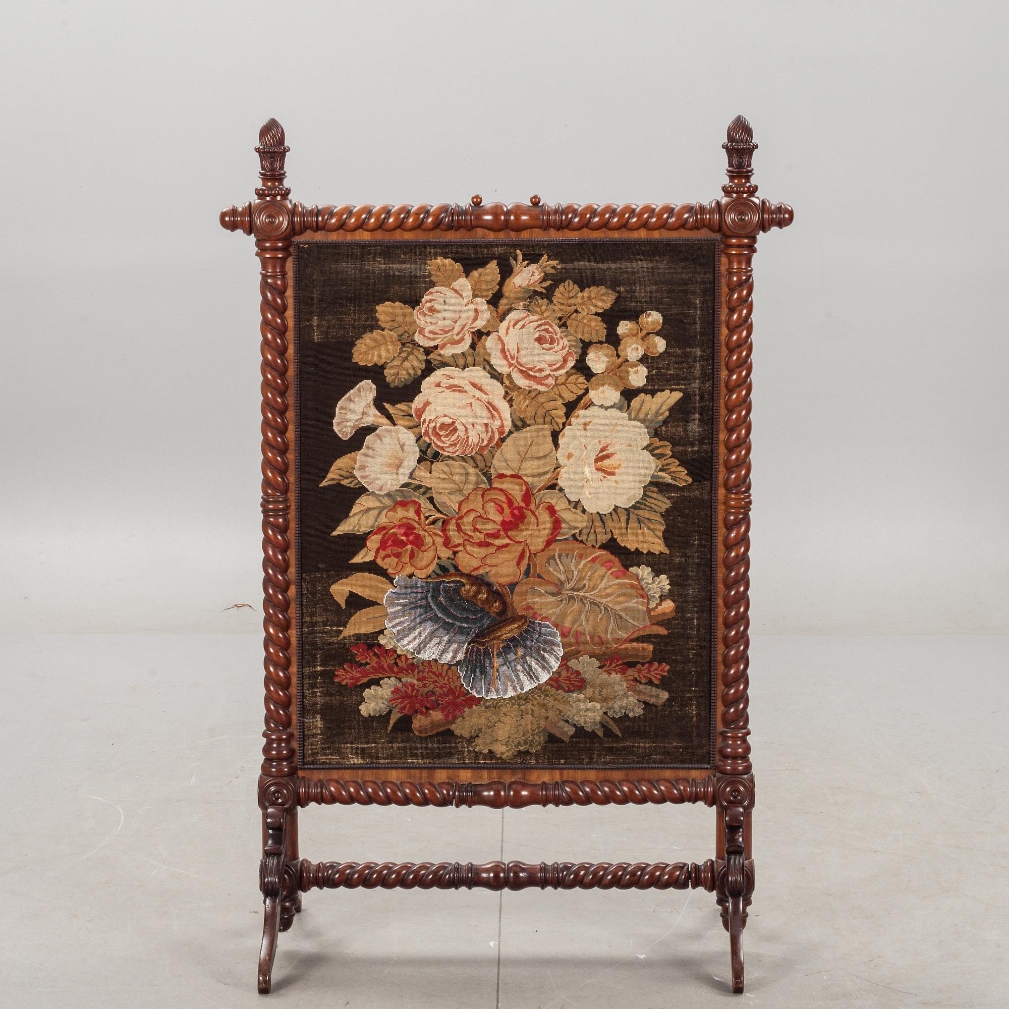 ELDSKÄRM, mahogny med korsstygnsbroderi. 1800-talets slut.