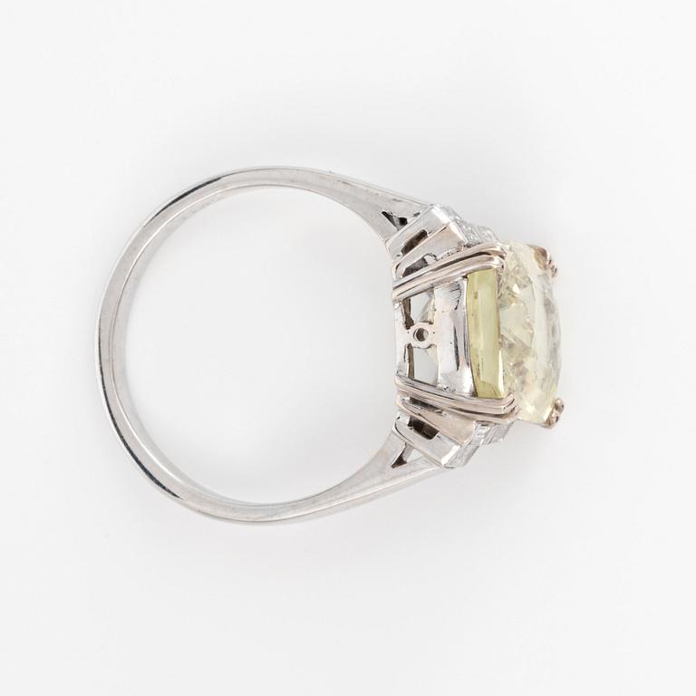 RING med naturlig gröngul safir, 7.85 ct enligt GRS cert, samt baguetteslipade diamanter totalt cirka 0.30 ct.