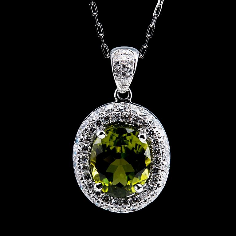 A PENDANT, Pakistani peridot 4.38 ct. 66 brilliant cut diamonds 0.80 ct. W/vs.