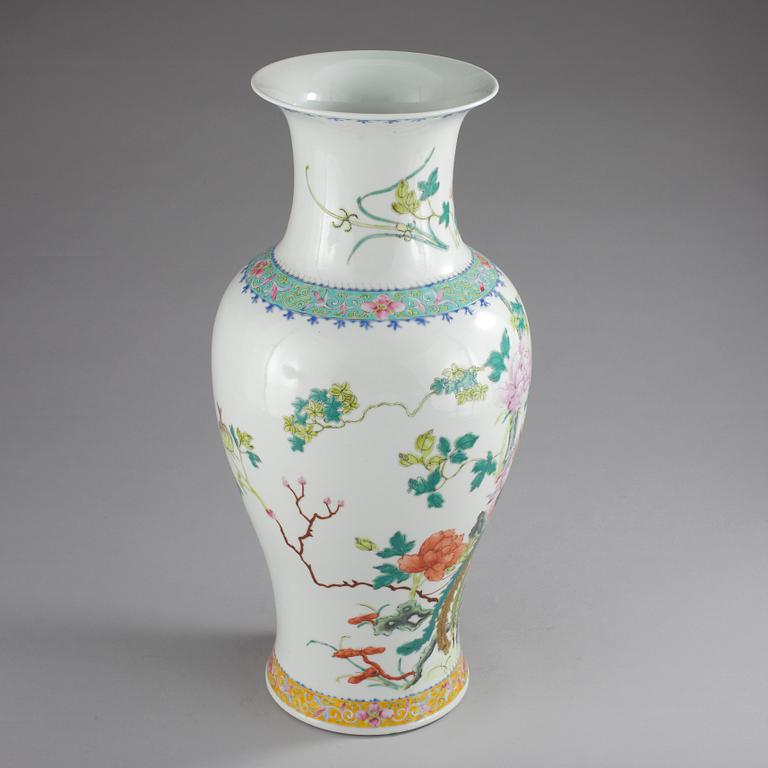 VASER, ett par, porslin, Kina sekelskiftet 1800/1900.