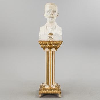 HERMAN NEUJD, skulptur, gips, porträttbyst föreställande Konung Gustaf V, signerad och daterad 1909.