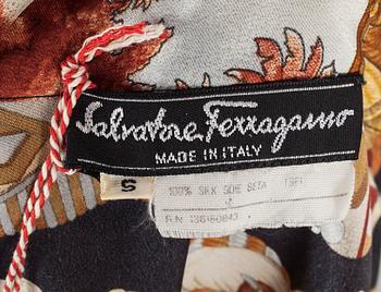 JACKA samt BLUS. Salvatore Ferragamo.
