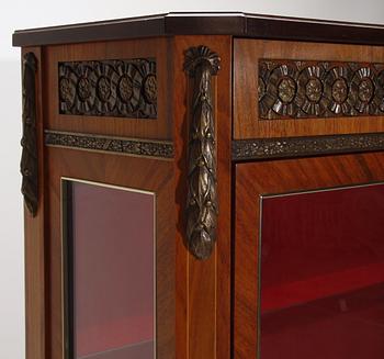 VITRINSKÅP, Louis XVI-stil. 1900-tal.