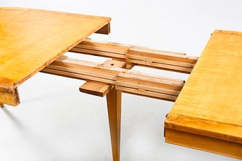 A dining table from around the year of 1900.