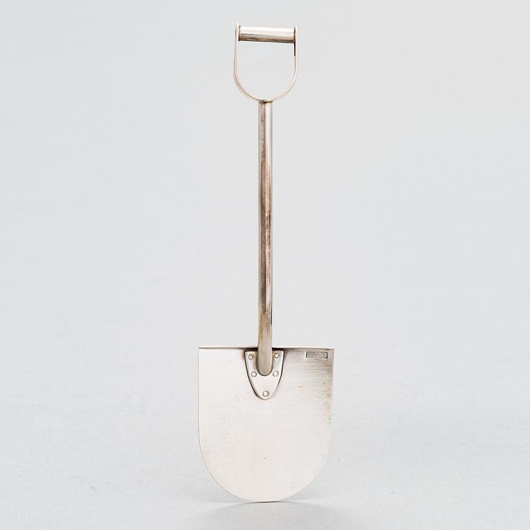 Pekka Piekäinen, A sterling silver sugar shovel. Platinoror, Turku 2008.