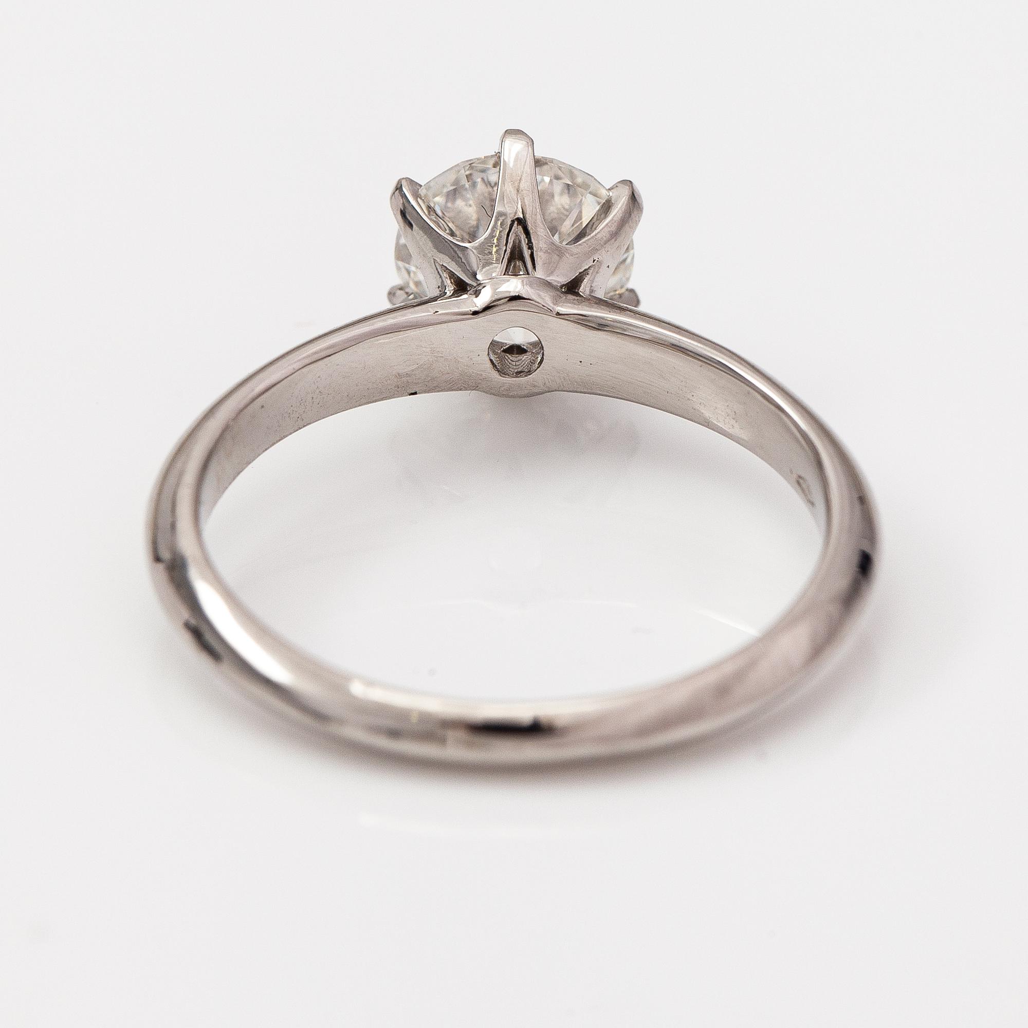 An 18K white gold ring with a ca 1.23 ct brilliant-cut diamond. With GIA certificate.