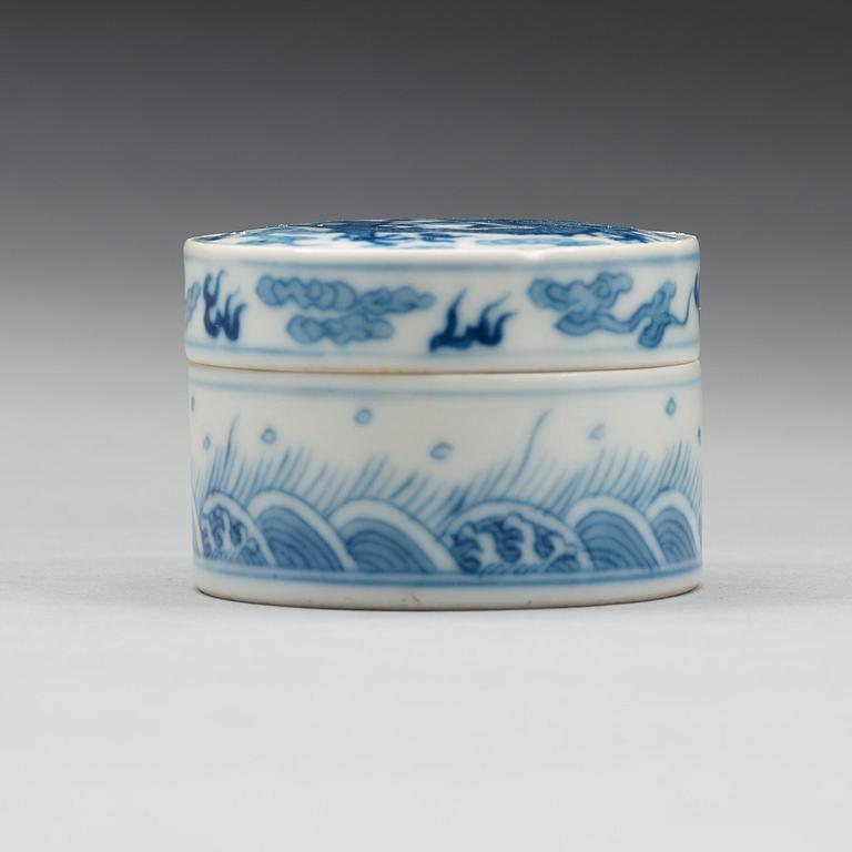 A blue and white box with cover, Qing dynasty, 19th Century.