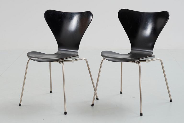 STOLAR, ett par. "Sjuan", Arne Jacobsen. Fritz Hansen.