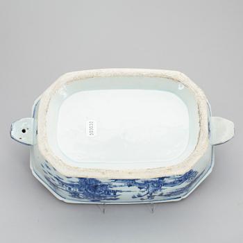 TERRIN MED LOCK, porslin, Kina, Qianlong 1736-1795.