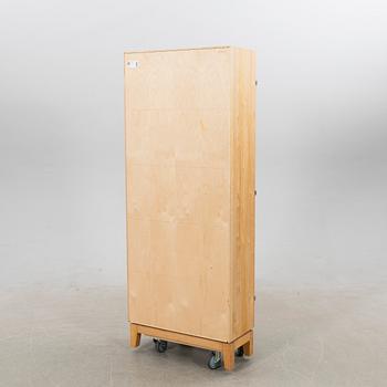 Vitrinskåp, Marit Stigsdotter ”Allegro”, Stolab 2004.