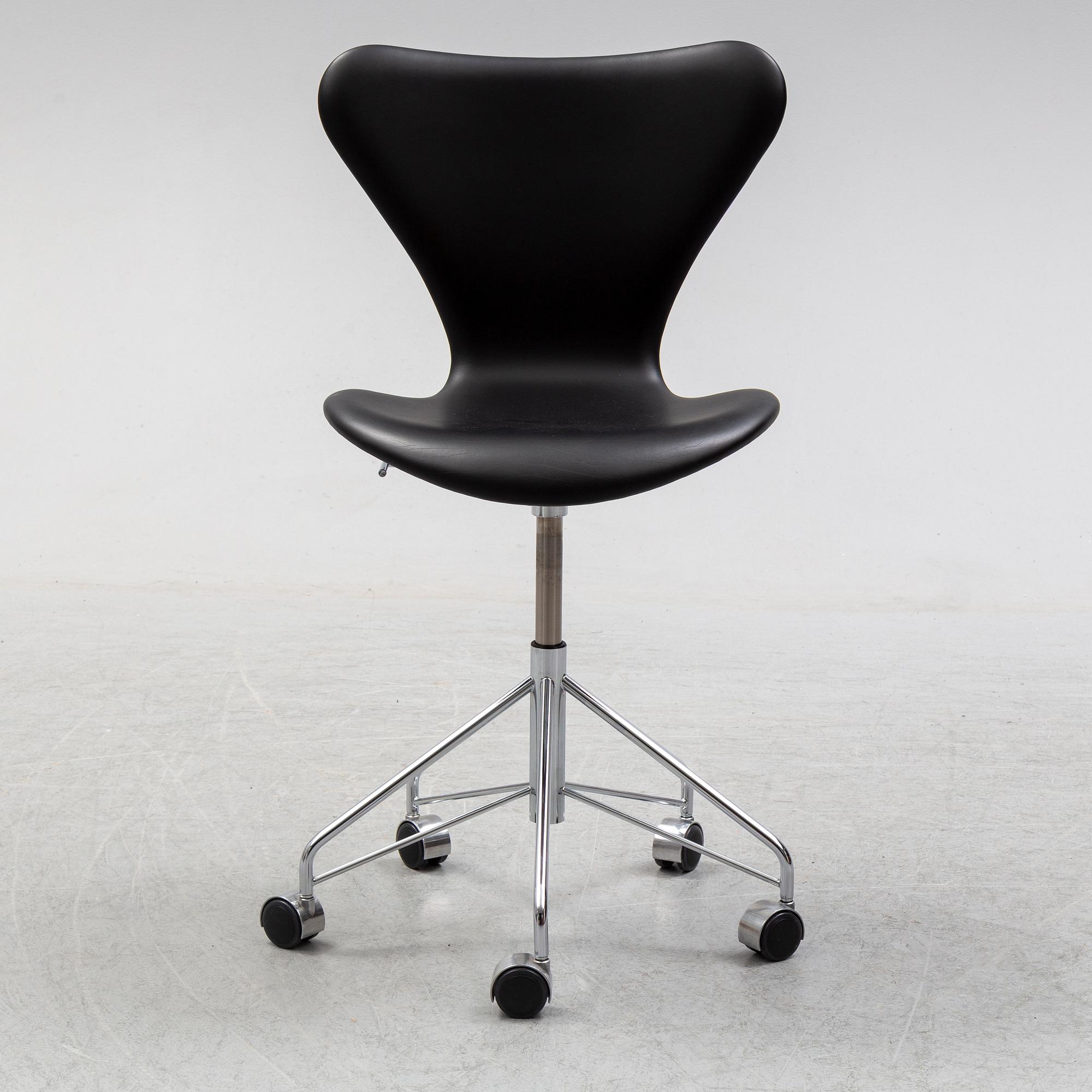 ARNE JACOBSEN, a series 7 'Sjuan' swivel chair, Fritz Hansen, 2018.