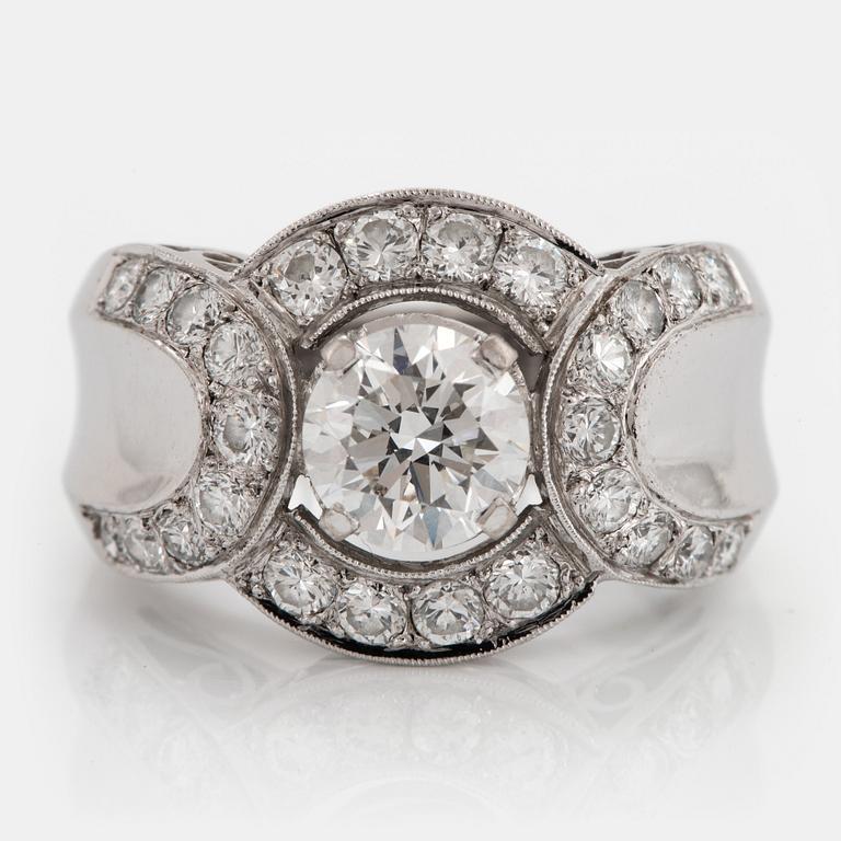 Ring 18K vitguld med runda briljantslipade diamanter totalvikt ca 1.50 ct.