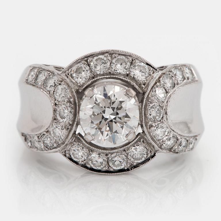 An 18K white gold ring set with round brillliant-cut diamonds with a total weight of ca 1.50 cts.