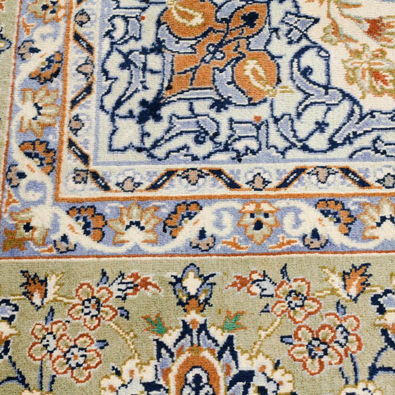 A NAJAFABAD RUG, 387 x 281 cm.