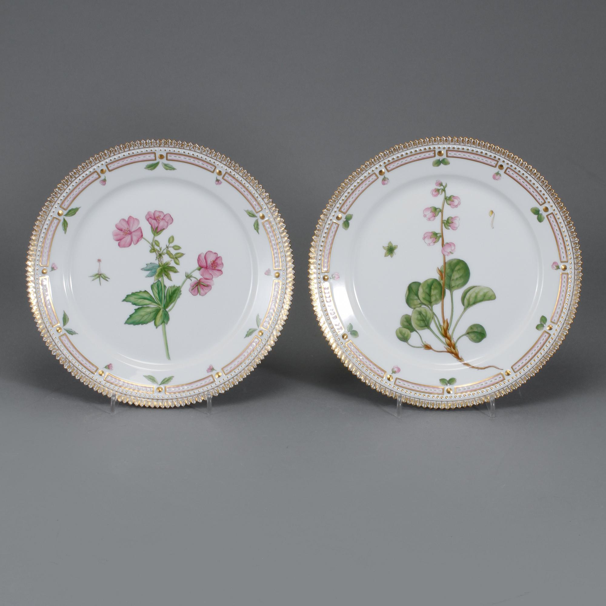 TALLRIKAR, ett par, "Flora Danica", Royal Copenhagen, omkring 1900-talets mitt.