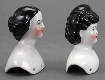 DOCKHUVUDEN, 2 st, porslin. 1800-talets andra hälft.