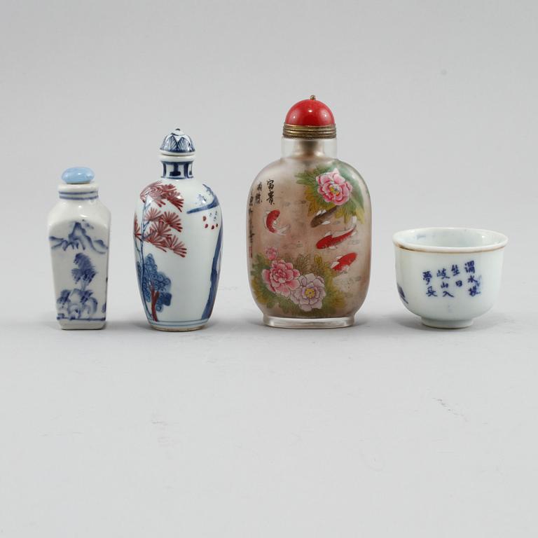 SNUSFLASKOR, 3 st, och MINIATYRSKÅL, porslin samt glas, Kina, 1900-tal.