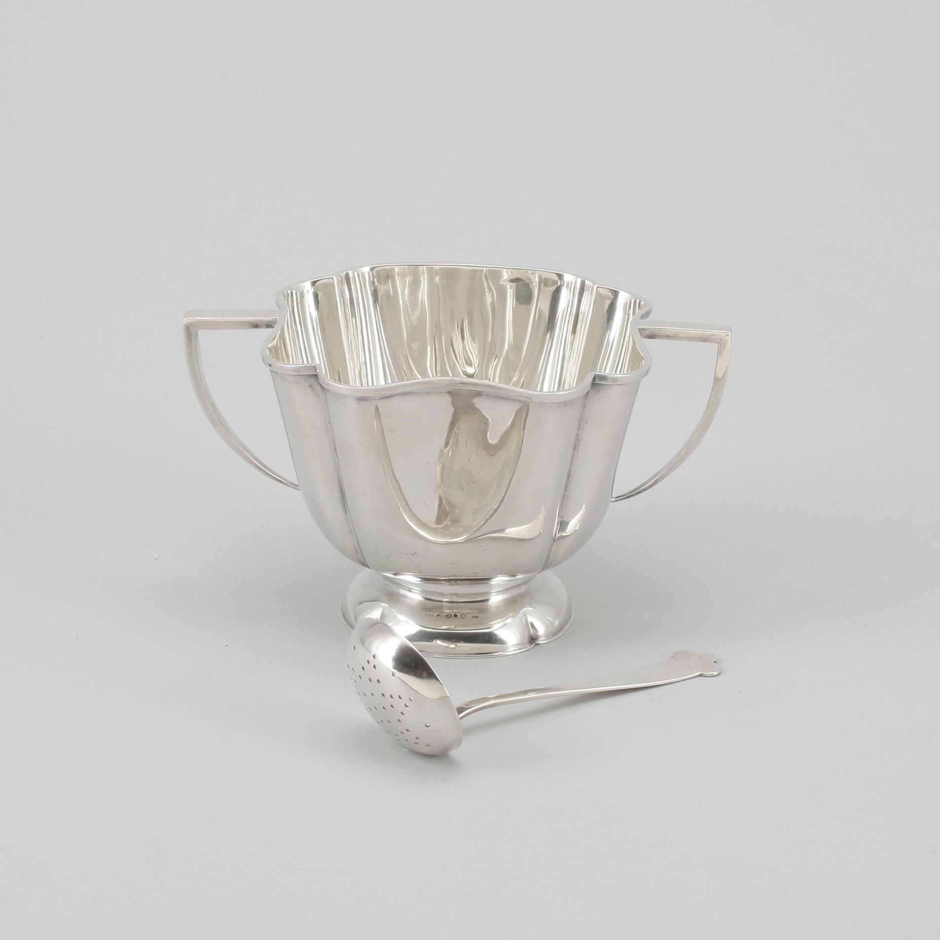 SOCKERSKÅL samt SOCKERSTRÖARE, silver, GAB, Stockholm 1913 samt 1914. Totalvikt ca 251g.