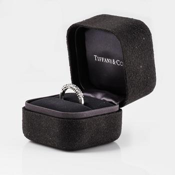 RING, Tiffany & Co, platina med 7 briljantslipade diamanter ca 0.70 ct. Vikt 4,8 gram.