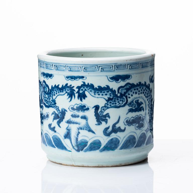 A blue and white brush pot, Qing dynasty, 19th Century.