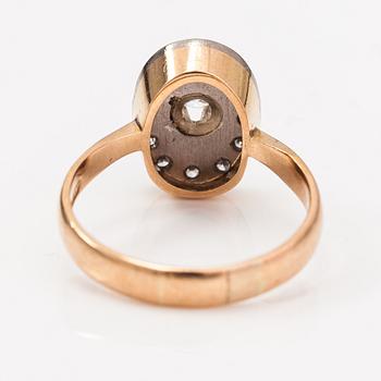 An 18K gold ring with diamonds ca. 0.43 ct in total. Aake Lionel Röyskö, Tampere 1971.