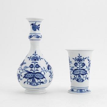 Four 'Blue Onion' porcelain vases, a lidded sugarbowl, an ashtray and a salter, Meissen, first half of the 20th Century.