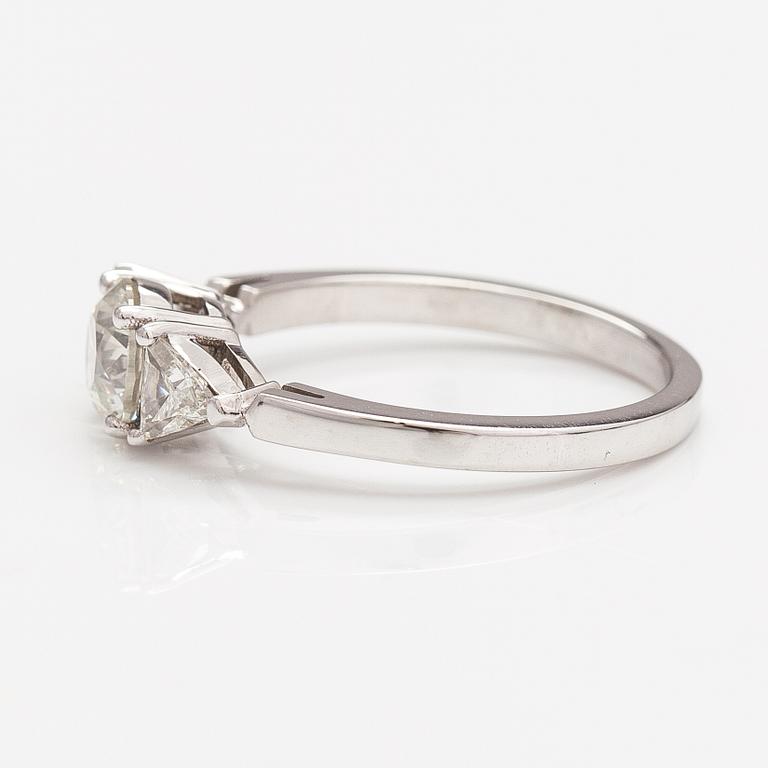 A 14K white gold ring with diamonds ca. 1.31 ct in total. AIG certificate.