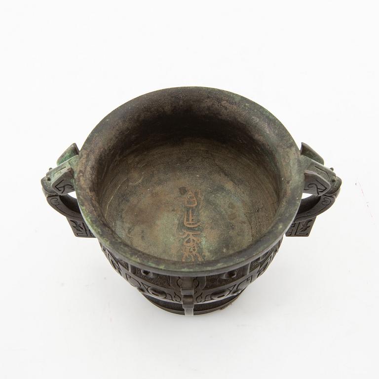 Rökelsekar, brons. Qingdynastin, 1700-/1800-tal.