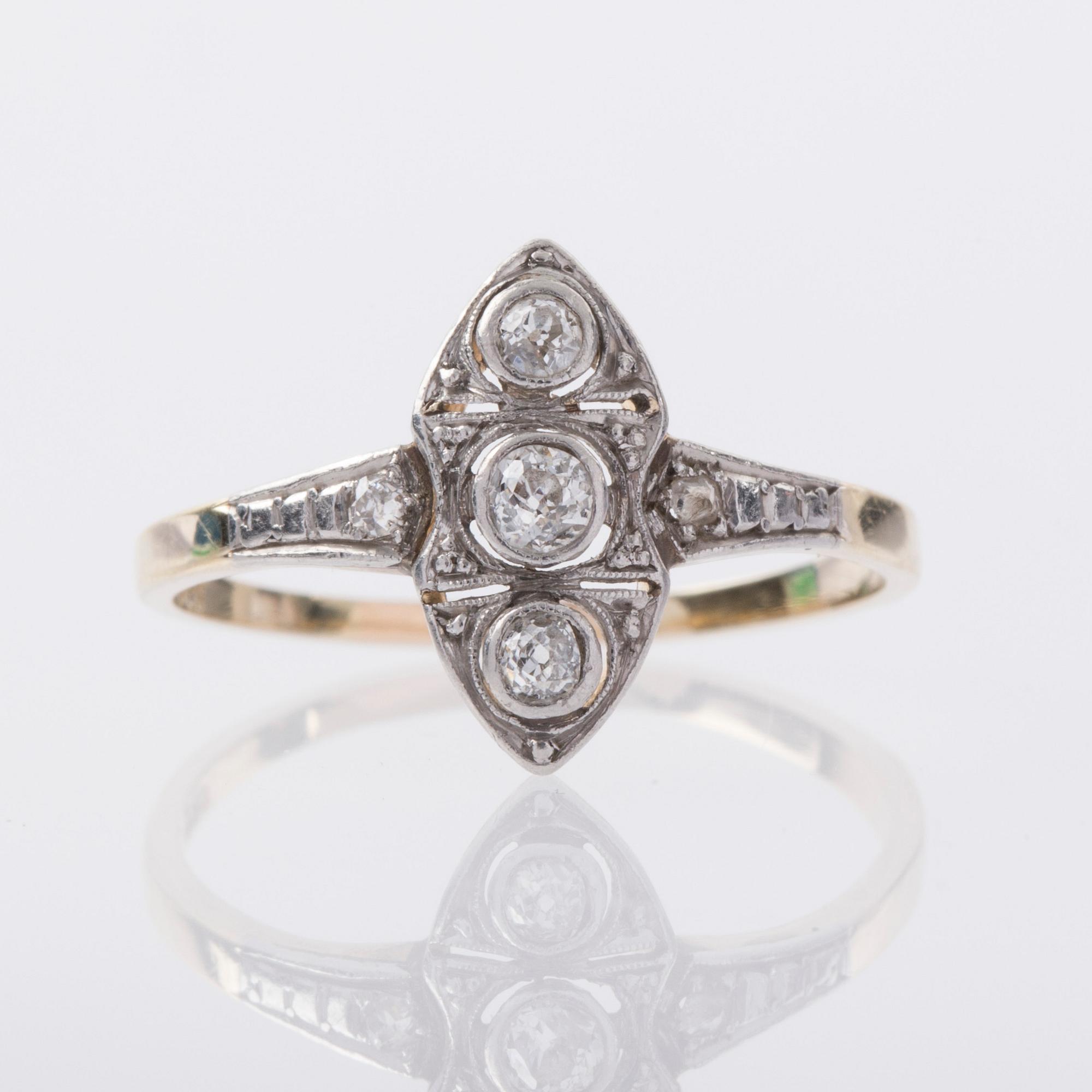 RING, 14K guld samt vitguld med tre gammalslipade diamanter, ca 0.20 ct.