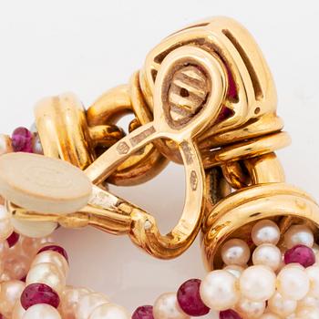 Bulgari ett par örhängen 18K guld med cabochonslipade turmaliner, odlade pärlor och rubiner.