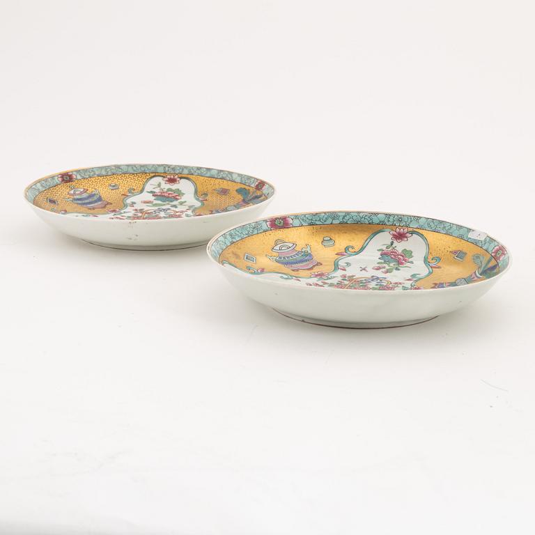 A pair of Samson dishes, circa 1900.