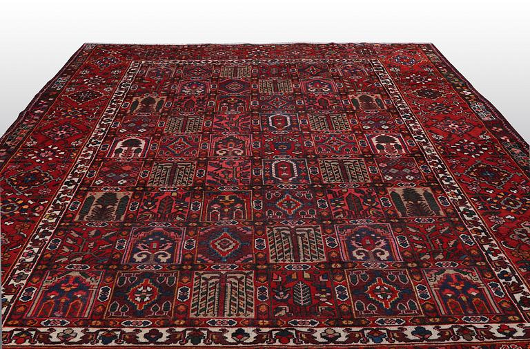 A CARPET, Bakthiari 390 x 305 cm.